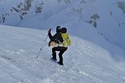 62 Su labile traccia nella neve con attenzione ci abbassiamo ala Bocchetta di Grem spazzati dal vento da nord